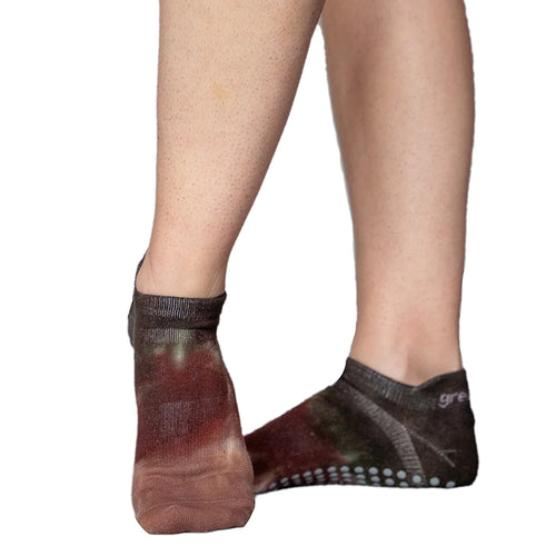 great soles Avery tie dye brown black grip socks