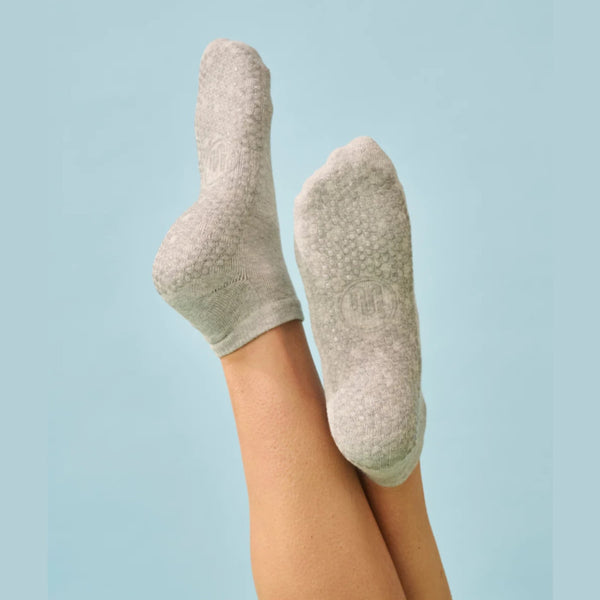 move active classic low rise gray marle grip socks