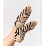 move active classic low rise midnight zebra grip socks