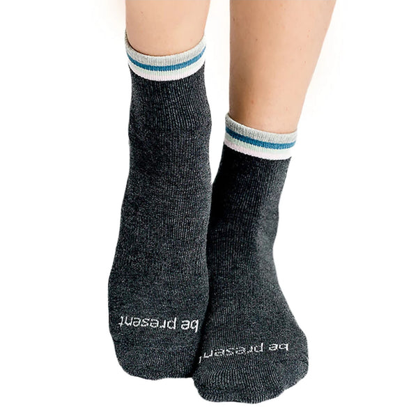 sticky be be present charcoal heather short crew grip socks