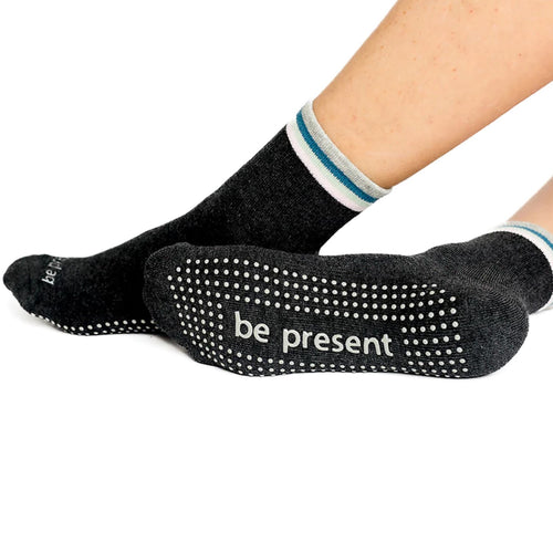 sticky be be present charcoal heather short crew grip socks