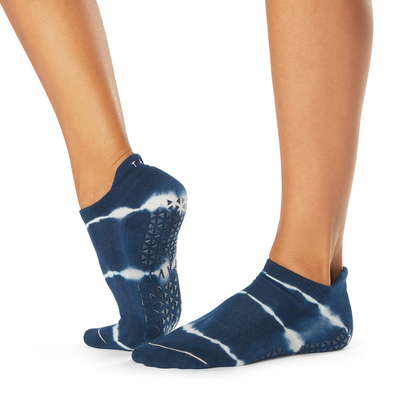 tavi active savvy indigo wave stripe grip socks