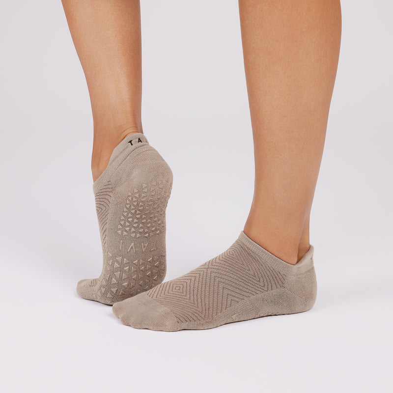 tavi shitake geo grip socks