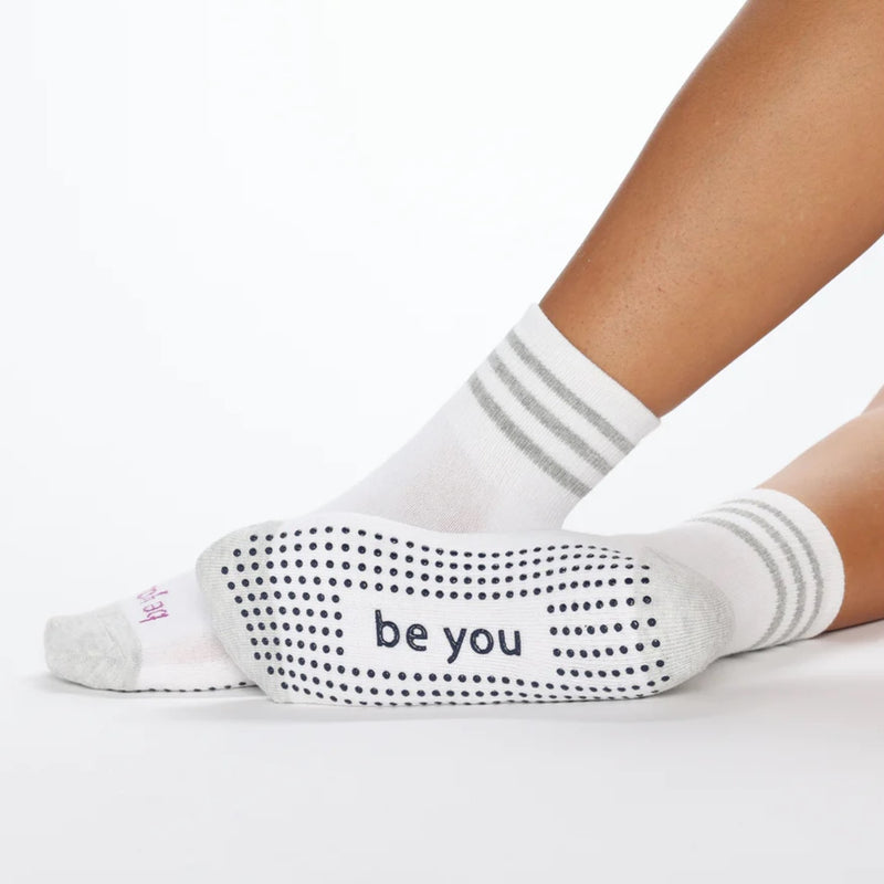 https://www.simplyworkout.com/cdn/shop/products/Sticky-Be-short-crew-Grip-socks-be-you-white-heather_5_800x.jpg?v=1660279102