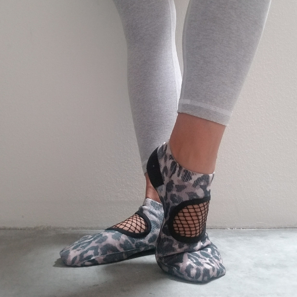 arebesk socks in leopard with fishnet closed toe