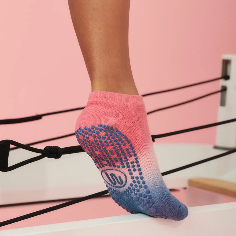 https://www.simplyworkout.com/cdn/shop/products/move-active-classic-grip-socks-berry-sorbet_2_800x.jpg?v=1705767926
