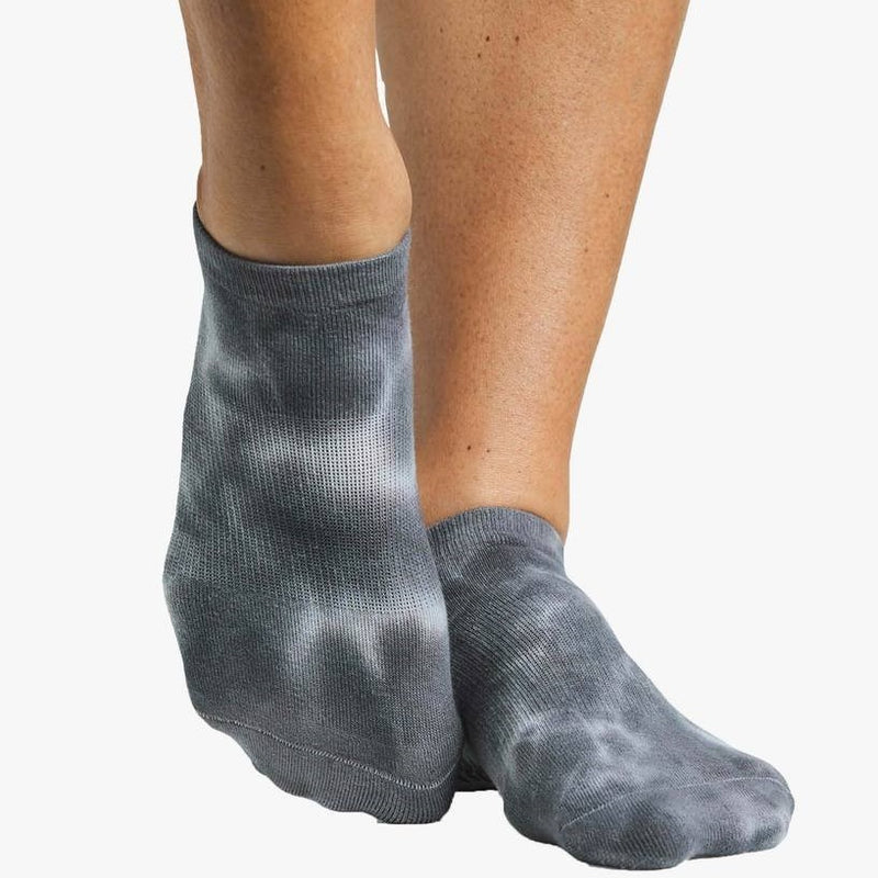 https://www.simplyworkout.com/cdn/shop/products/pointe-studio-grip-socks-dominique-granite-gray_800x.jpg?v=1676824007