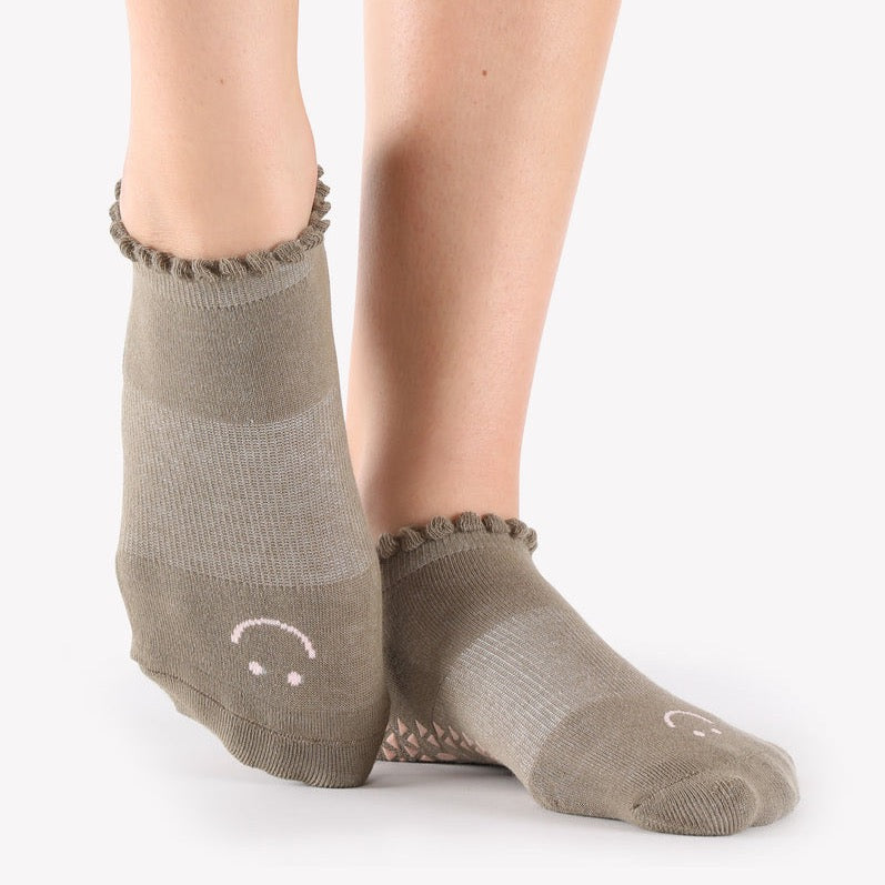 BARRE + PILATES SHASHI Classic GRIP Socks – SIMPLYWORKOUT