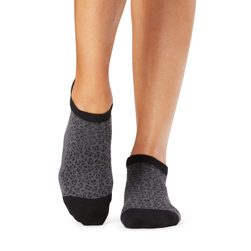 tavi active savvy charcoal leopard grip socks