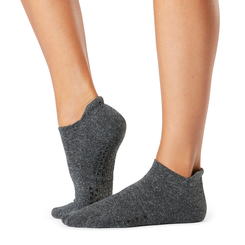tavi active savvy shadow charcoal gray grip socks